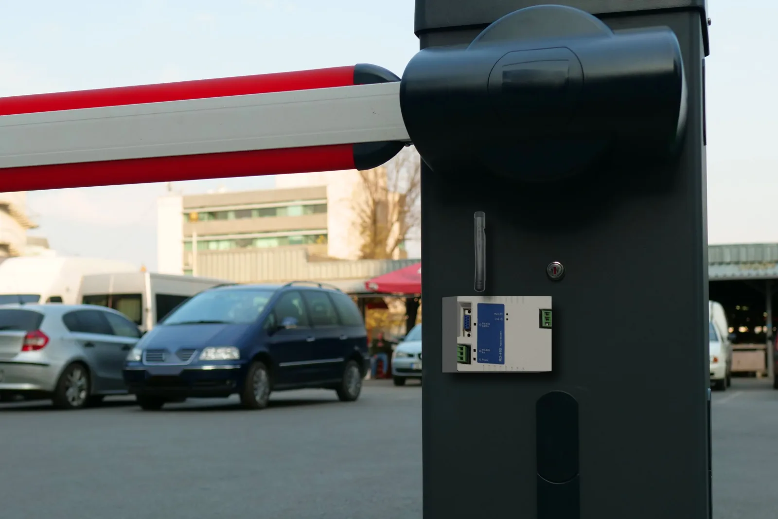 RD-485 ajouté dans l'armoire d'une barrière de parking, relié sans fil au bureau de gestion