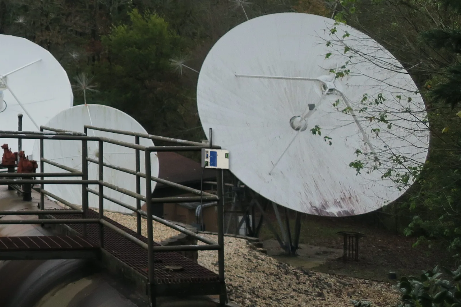 RD-485 sur un poteau de garde-corps d'une passerelle dans une station d'antennes satellites, commandant à distance une grande antenne