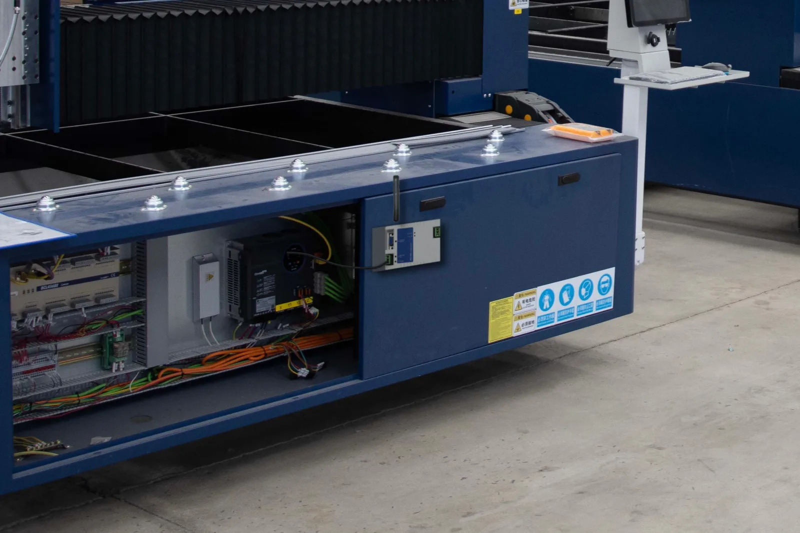RD-485 sur la porte de l'armoire électrique d'une machine de découpe laser, câble RS485 raccordé au contrôleur de la machine