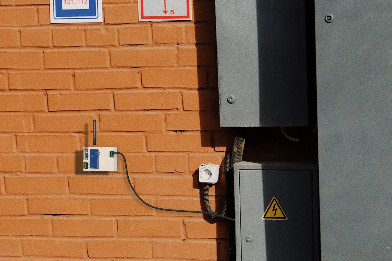 RD-485 à côté d'une armoire de distribution sur le mur extérieur d'une usine, raccordé à l'armoire par câble RS485