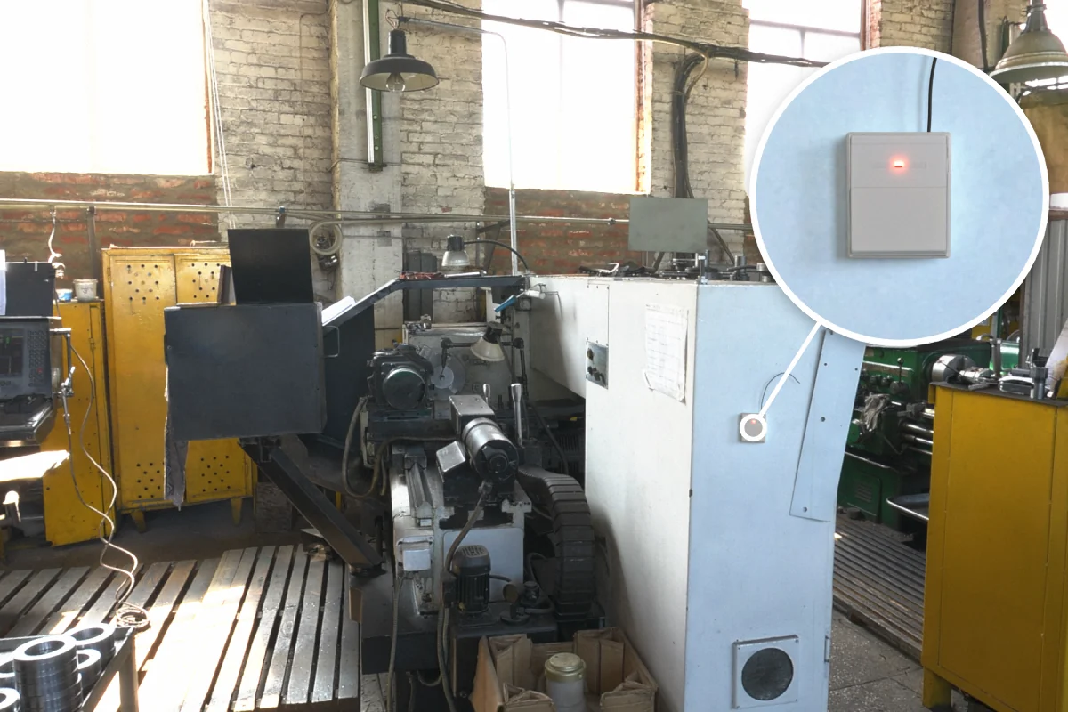 Machine tool electrical cabinet with CS-732F wireless remote receiver sending machine signals wirelessly to the PC