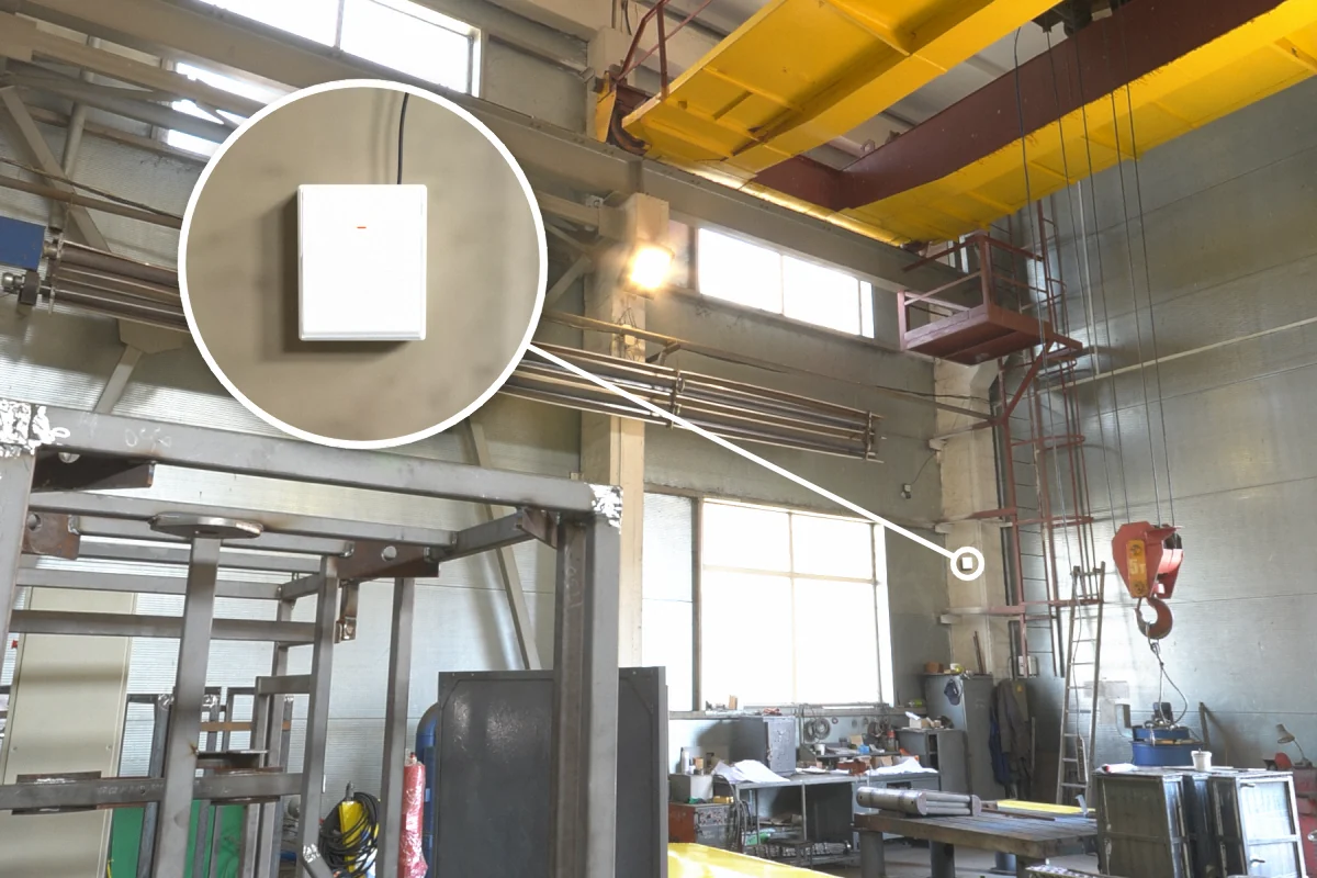 Factory 5-ton overhead crane bay with CS-732F wireless remote receiver on the column for wireless crane control signals