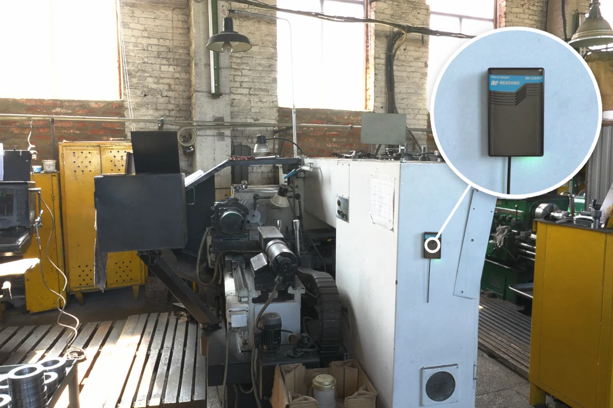 Machine tool electrical cabinet with RD-710F-433 rolling door remote controller sending machine signals wirelessly to the PC