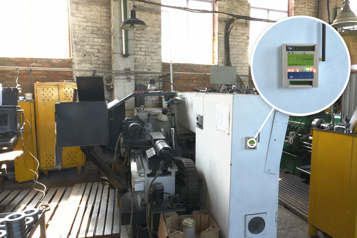 機械加工廠機台電控箱側面安裝 RD-DI1000 無線I-O控制器，機台訊號無線回傳電腦