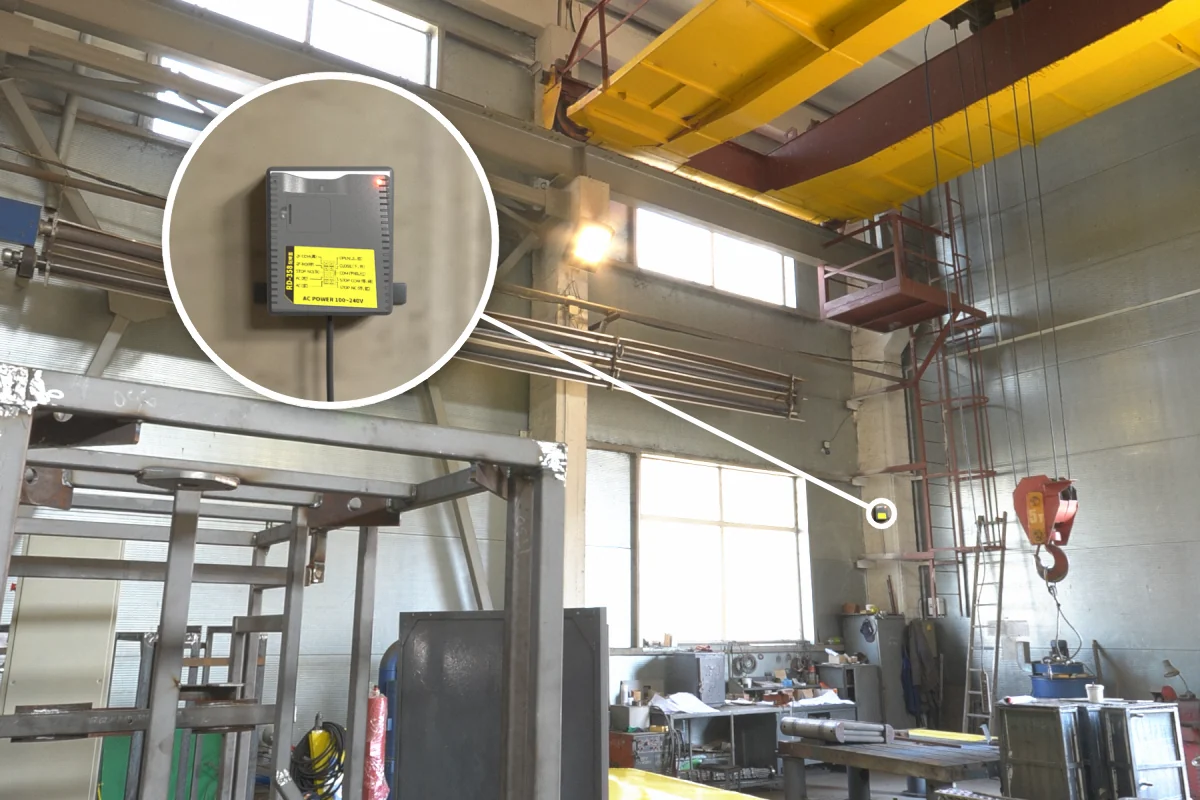 工廠 5 噸橋式天車下方立柱安裝 WS-REPEATER 無線遙控中繼器，無線傳送天車控制訊號