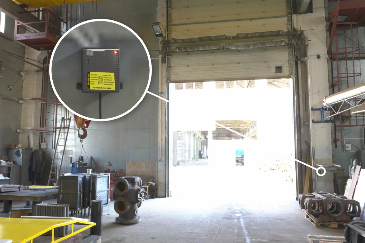 廠房出入口快速捲門旁立柱安裝 WS-REPEATER 無線遙控中繼器，叉車司機遙控開關門
