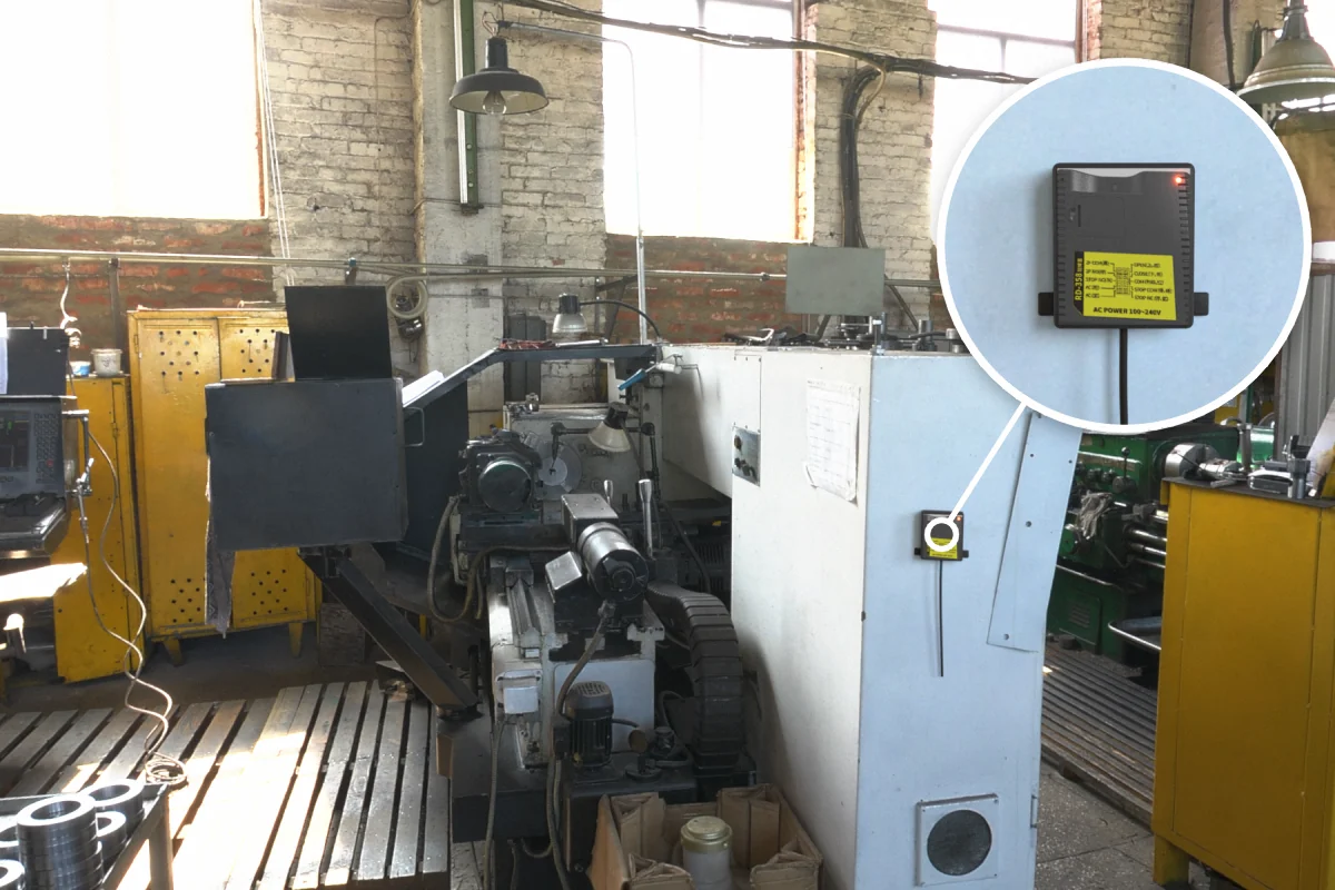 機械加工廠機台電控箱側面安裝 WS-REPEATER 無線遙控中繼器，機台訊號無線回傳電腦