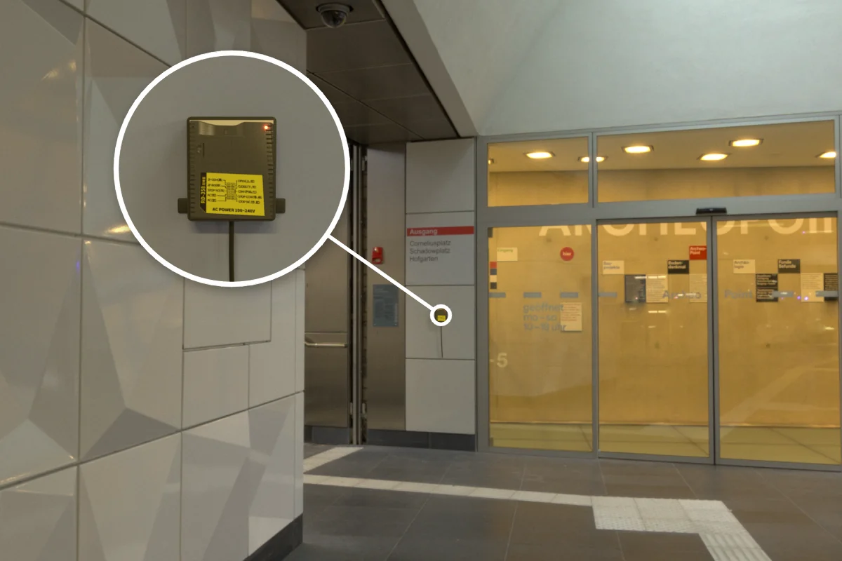 大樓玻璃自動門旁牆面安裝 WS-REPEATER 無線遙控中繼器，遙控開門