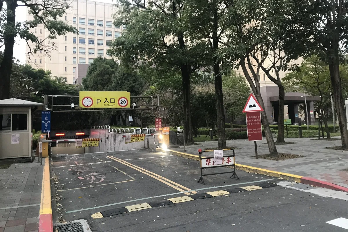 停車場入口閘道前車道地面上的黃色 WS-ACTIVE-G 地磁停車位偵測器