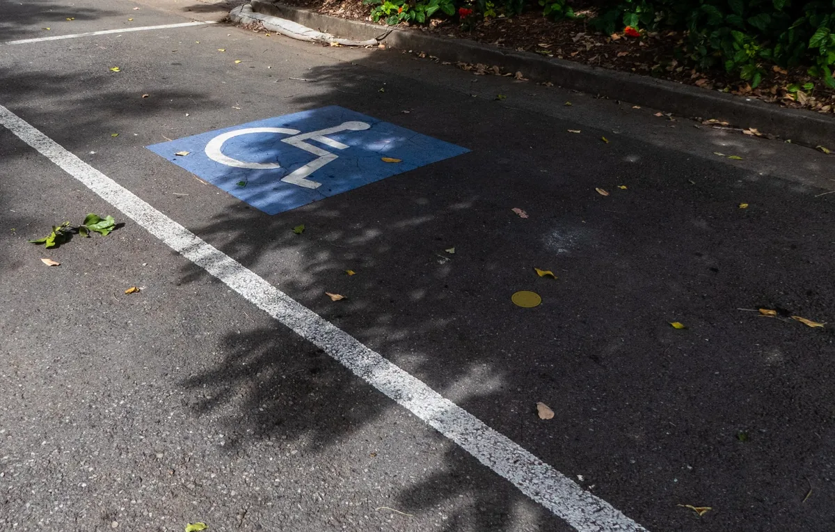 身障專用車位中央地面的黃色 WS-ACTIVE-G 地磁停車位偵測器