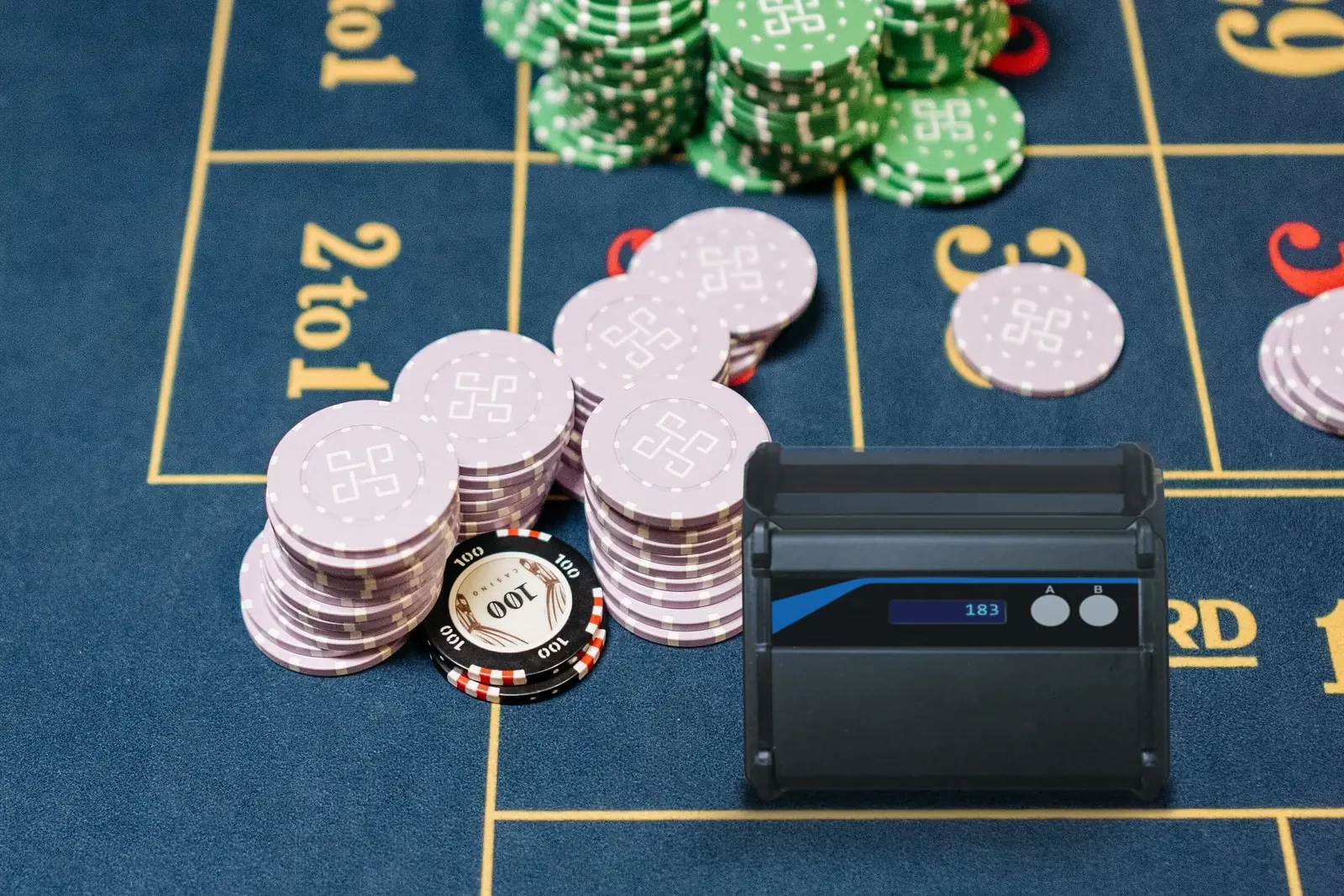 輪盤桌上的籌碼旁放著 WS-RFID-C 顯示器，螢幕顯示點數結果 183