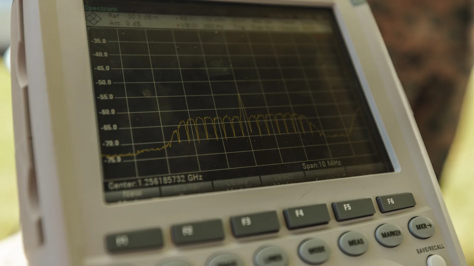 Handheld spectrum analyzer checking band signals