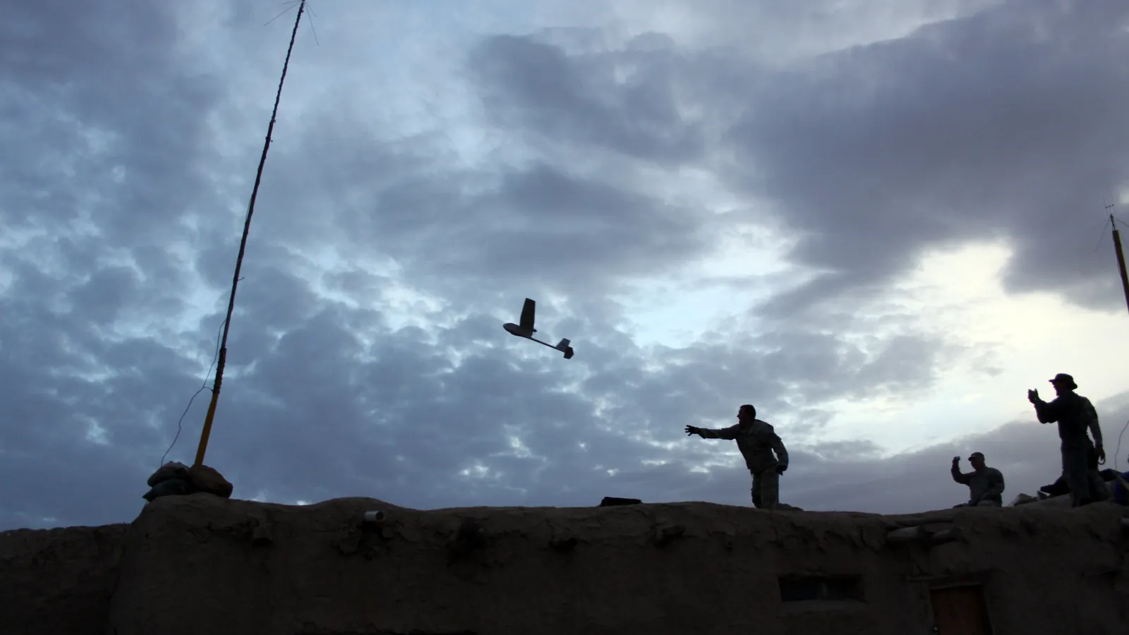 Hand-launched small uav for reconnaissance